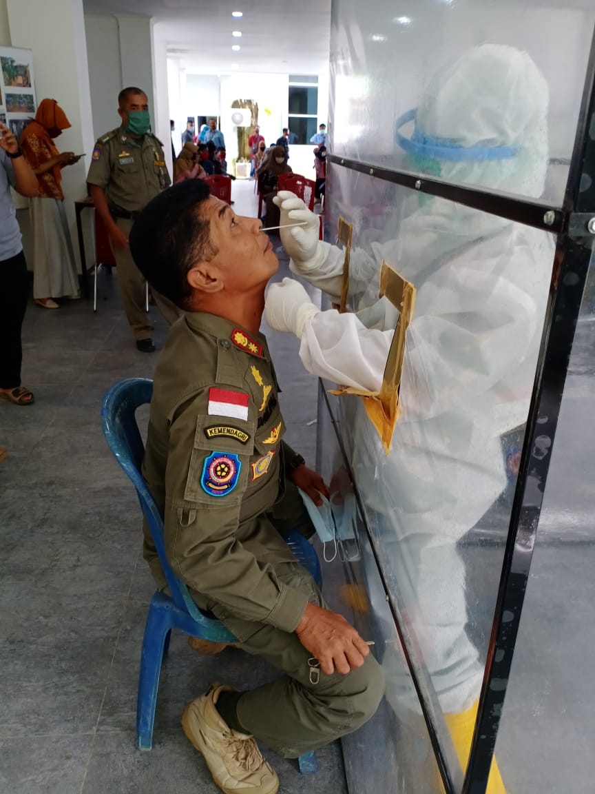 Kasatpol PP dan Damkar selaku Sekretaris Satgas Covid-19 Dailipal sedang menajalani swab tes
